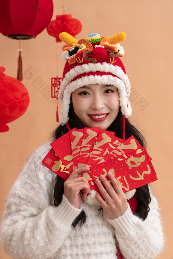 新年祝福，一位亚洲青年女性拿着红包龙年场景