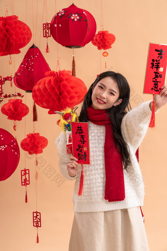 <strong>新年</strong>祝福，一位亚洲青年女性拿着春联气氛素材