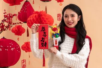 <strong>新年</strong>祝福，一位亚洲青年女性拿着春联站着