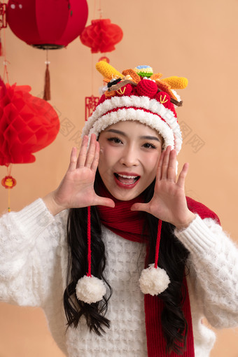 新年祝福，一位快乐的亚洲青年女性肖像拍摄