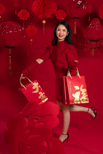 青年女性拿着购物袋<strong>中国</strong>文化