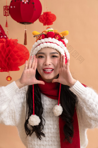 新年祝福，一位快乐的亚洲青年女性龙