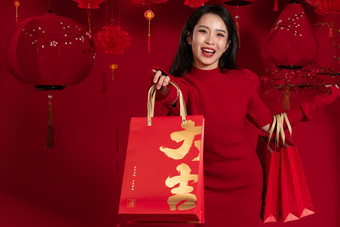 青年女性拿着购物袋中国摄影图