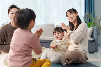 一家人一家人女儿温馨