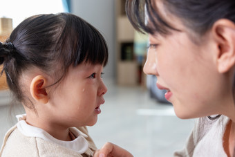 妈妈在安慰伤心的小女孩东方人摄影图