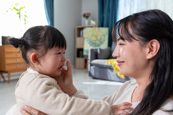 妈妈在安慰伤心的小女孩住宅内部素材