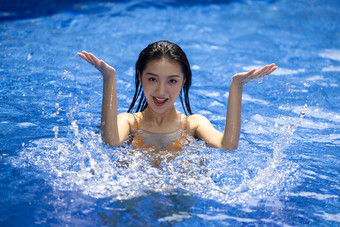 青年女人游泳比基尼活力头和肩膀镜头