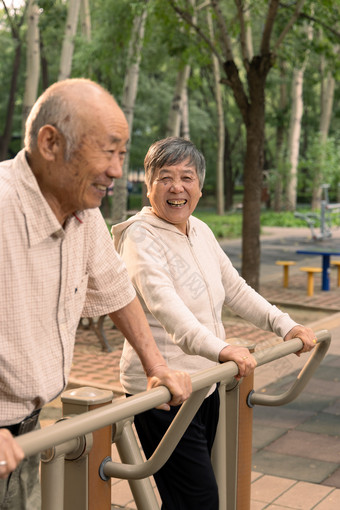 公园里使用锻炼器材锻炼的老年夫妇老年女人