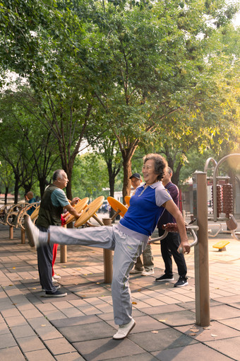 <strong>老年人老年人</strong>摄影休闲追求镜头