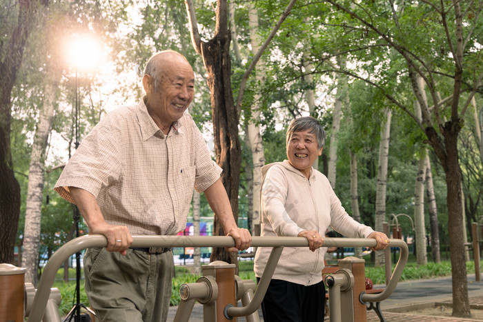 公园里使用锻炼器材锻炼的老年夫妇东亚相片