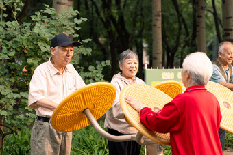 <strong>老年人老年人</strong>户外