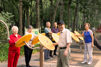 老年人老年人相伴树健康生活方式拍摄