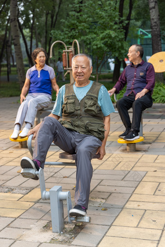 <strong>老年人老年人</strong>满意白昼场景