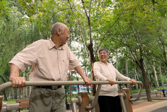 公园里使用锻炼<strong>器材</strong>锻炼的老年夫妇女人