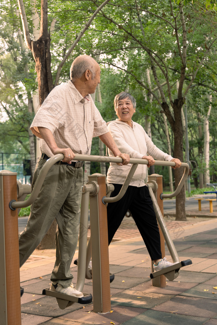 公园里使用锻炼器材锻炼的老年夫妇老年女人镜头