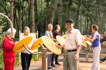 <strong>老年人老年人</strong>户外自然<strong>健康</strong>生活方式镜头