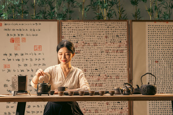 茶艺青年女人茶壶高雅乐趣摄影图