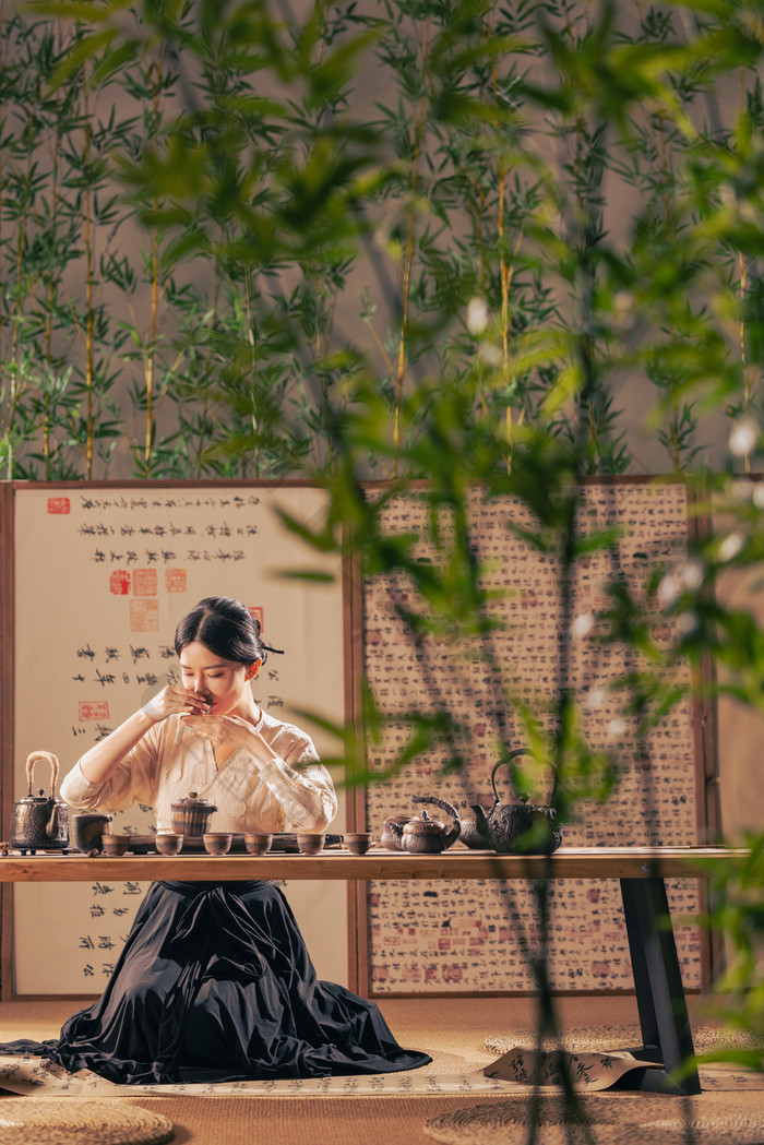 茶道青年女人茶壶高雅手艺摄影