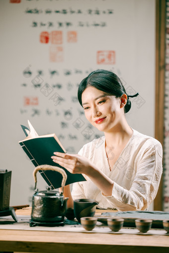 茶艺女人紫砂壶照片