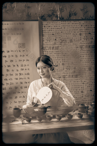 茶道青年女人火炉桌子技术