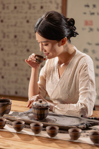 茶道女人古装幸福镜头