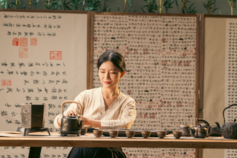 茶道青年女人茶杯摄影