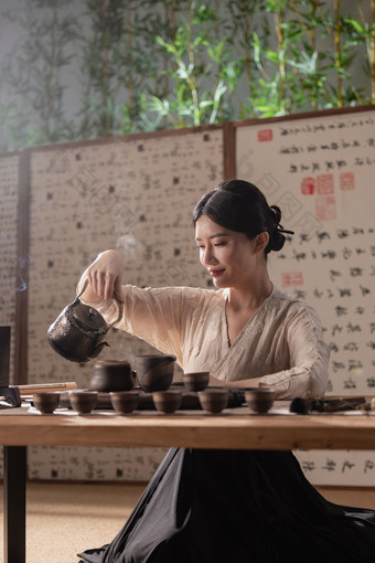 茶道青年女人紫砂壶幸福影相