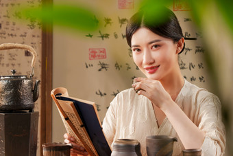 一位中国古典式女人看书喝茶茶文化照片