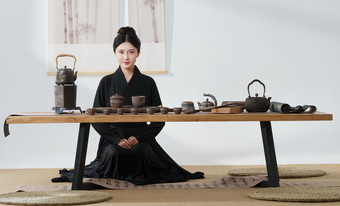 茶室里一位中国古典美女茶镜头