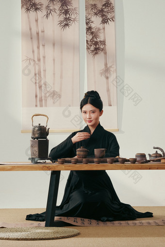 一位中国古典女人在茶室里喝茶茶文化摄影图片