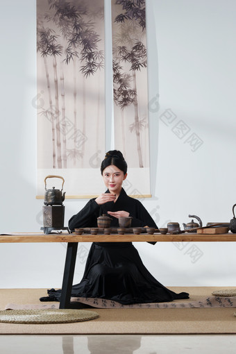 一位中国古典女人在茶室里喝茶地毯镜头