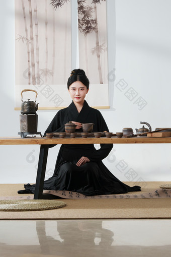 茶室里一位中国古典美女烧水壶影相