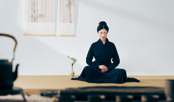 茶室里一位中国古典美女坐着摄影图