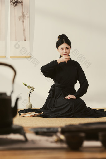 一位中国古典女人在茶室里喝茶古装素材