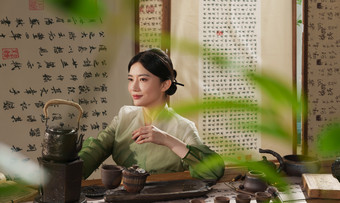 茶室里一位中国古典女人喝茶传统服装摄影图