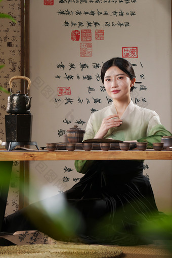 茶道青年女人喝美女热饮场景