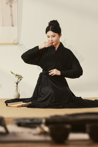 一位中国古典女人在茶室里喝茶发髻