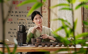 茶室里一位中国古典女人喝茶养生