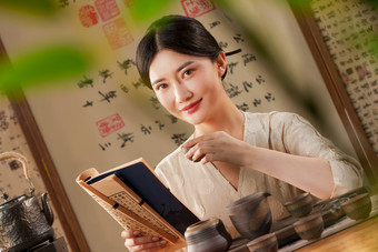 一位中国古典式女人看书喝茶喝摄影图