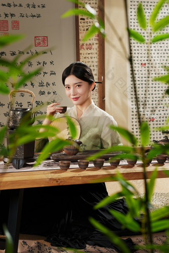 茶室里一位中国古典女人喝茶传统服装照片