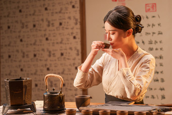 一位中国古典女人在茶室喝茶烧水壶拍摄