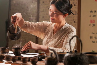 古风女人倒水乐趣照片