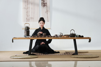 茶室里一位中国古典美女地毯实拍