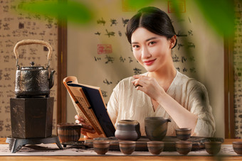 一位中国古典式女人看书喝茶古典风格拍摄