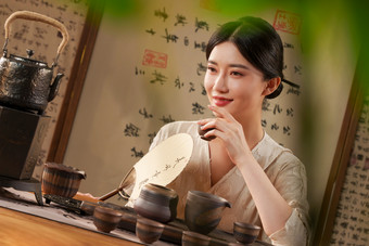 茶室里一位中国古典女人喝茶传统素材