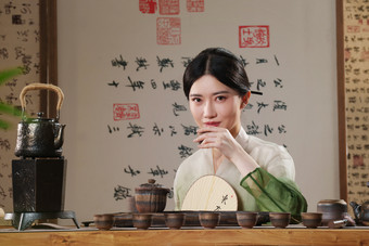 茶室里一位中国古典女人喝茶紫砂壶