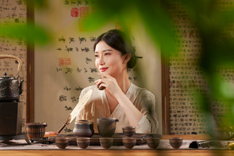 茶室里一位中国古典女人喝茶东方人照片