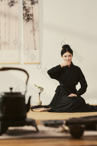 一位中国古典女人在茶室里喝茶茶壶素材