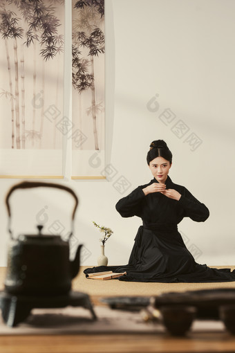 一位中国古典女人在茶室里喝茶青年女人镜头