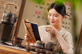 一位中国古典式女人看书喝茶喝素材